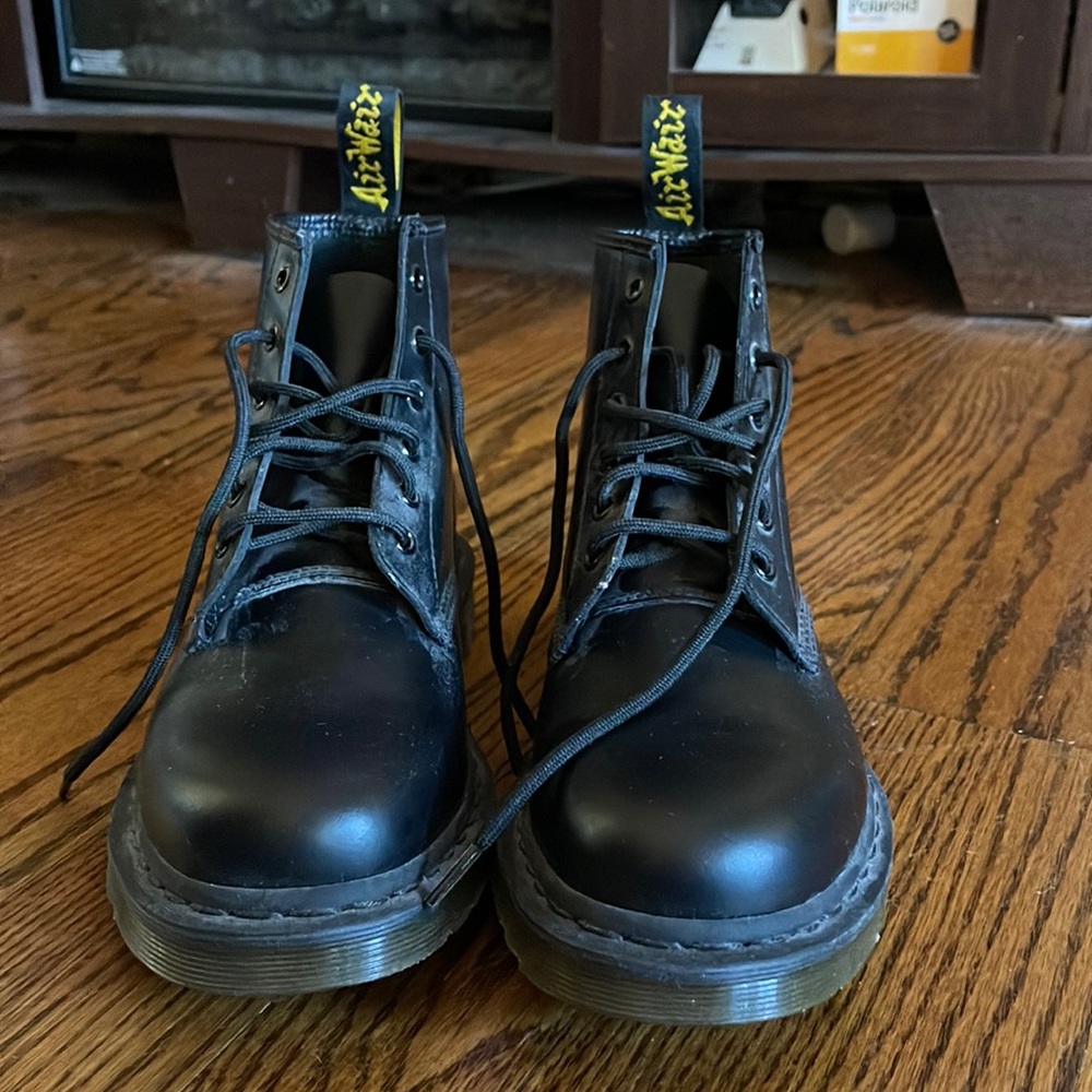 Dr marten 101 6 eye boot. Combat. Leather